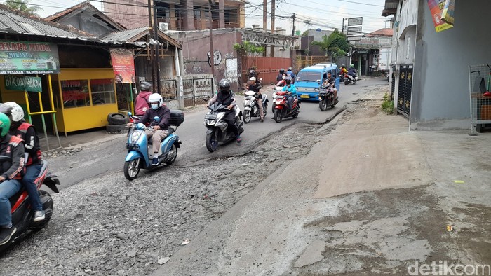 Kondisi kerusakan di ruas Jl Pabuaran, Kabupaten Bogor, Jawa Barat, 18 Mei 2022. (Muchamad Sholihin/detikcom)