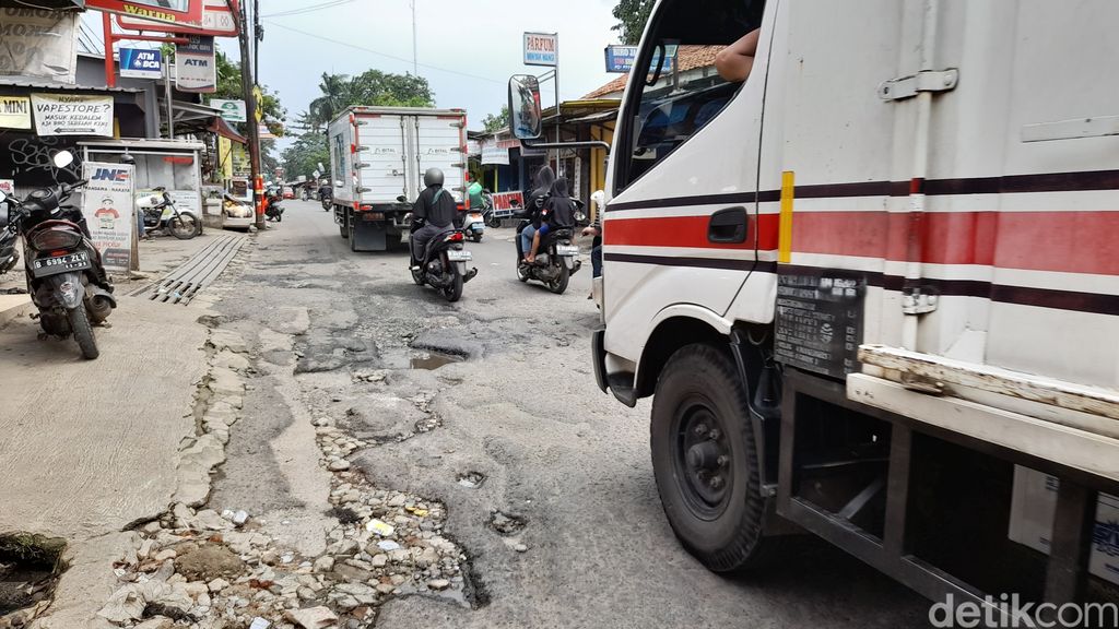 Kondisi kerusakan di ruas Jl Pabuaran, Kabupaten Bogor, Jawa Barat, 18 Mei 2022. (Muchamad Sholihin/detikcom)