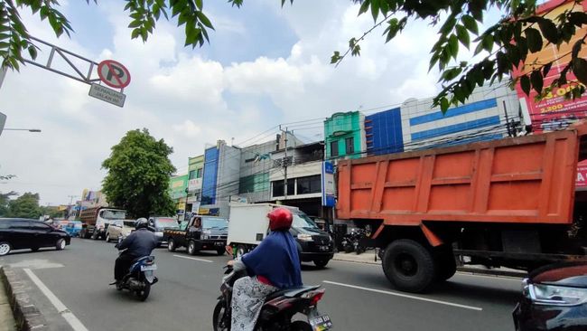 Kondisi lalin di Jl Nusantara Raya, Depok, imbas penutupan perlintasan KA Dewi Sartika