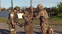 Kementerian Pertahanan Rusia menyebut sebanyak 265 prajurit Ukraina menyerah di pabrik baja Azovstal yang terkepung di kota pelabuhan Mariupol, Ukraina. (Russian Defence Ministry/Handout via REUTERS). 