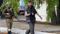 Kementerian Pertahanan Ukraina mengatakan pada Senin (16/5) malam bahwa 264 petempur Ukraina dievakuasi ke wilayah yang dikuasai Rusia, termasuk 53 orang yang luka parah. (REUTERS/Alexander Ermochenko).  