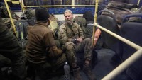 Sementara 211 orang lainnya dibawa ke kota Olenivka, sebuah daerah yang dikuasai oleh separatis yang didukung Rusia. (REUTERS/Alexander Ermochenko). 