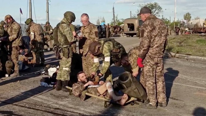 Kementerian Pertahanan Rusia menyebut 265 prajurit Ukriana menyerah di pabrik baja Azovstal, Ukraina. Sebanyak 53 prajurit yang menyerah dilaporkan terluka.