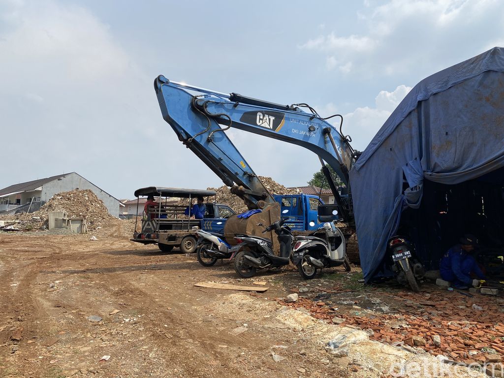 Kondisi pengerukan got mampet biang kerok banjir di permukiman jl Haji Dogol, Pondok Bambu, Duren Sawit, Jaktim, 18 Mei 2022. (Annisa RF/detikcom)