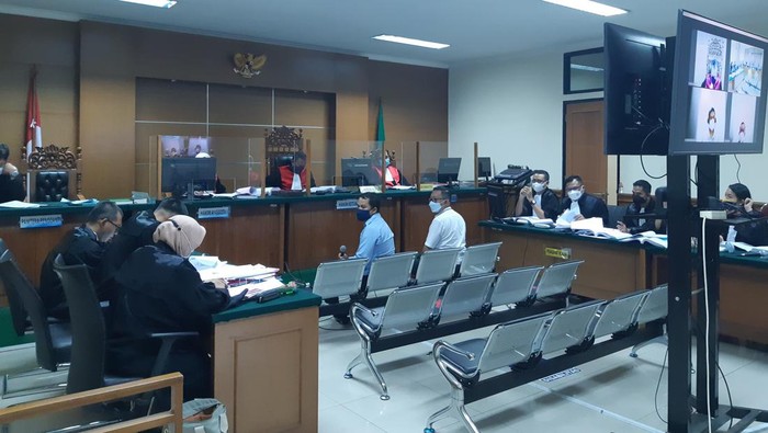 Kasus dugaan korupsi pemerasan di Kantor Pelayanan Umum (KPU) Bea Cukai Soekarno Hatta dilanjutkan dengan pemeriksaan saksi. Satu saksi petugas fungsional Bea Cukai cerita bagaimana pemeriksaan dokumen untuk impor barang.