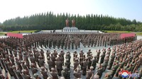 Mengutip Reuters, Rabu, (18/5/2022), Korut yang terisolasi ini tengah berjuang menghadapi gelombang wabah Corona setelah untuk pertama kalinya mengonfirmasi keberadaan kasus Corona di wilayahnya pekan lalu. Wabah Corona di Korut memicu kekhawatiran besar karena kurangnya pasokan vaksin Corona dan tidak memadainya infrastruktur medis di negara tersebut.