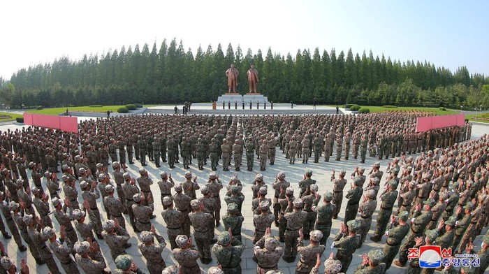 Korea Utara Kerahkan Pasukan Militer untuk Perangi COVID-19, Begini Potretnya Military personnel from the Korean People's Army medical corps attend the launch of a campaign to improve the supply of medicines, amid the coronavirus disease (COVID-19) pandemic, in Pyongyang, North Korea, in this undated photo released by North Korea's Korean Central News Agency (KCNA) on May 17, 2022. KCNA via REUTERS ATTENTION EDITORS - THIS IMAGE WAS PROVIDED BY A THIRD PARTY. REUTERS IS UNABLE TO INDEPENDENTLY VERIFY THIS IMAGE. NO THIRD PARTY SALES. SOUTH KOREA OUT. NO COMMERCIAL OR EDITORIAL SALES IN SOUTH KOREA.