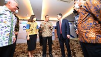 Direktur Utama Bank PT Bank Tabungan Negara (Persero) Tbk, Haru Koesmahargyo berbincang usai penandatanganan Perjanjian Pinjaman Bank BTN dengan JICA, Citi Bank dan BCA yang dilakukan oleh Direktur Keuangan BTN, Nixon LP Napitupulu dan Director General, Private Sector Partnership and Finance Department of Japan International Cooperation Agency (JICA), Shohei Hara, Country Head of Treasury & Trade Solutions Citi Indonesia, Yoanna Darwin dan Direktur Corporate Banking BCA, Rudy Susanto, di Jakarta, Rabu (18/5).