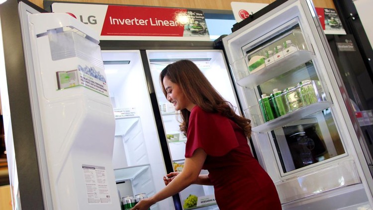 Kulkas Canggih dari LG Ini Ada Dispenser Air Berteknologi UV PT LG Electronics Indonesia (LG) merilis lemari es multipintu yang dilengkapi dengan dispenser air dengan teknologi UV Nano. Dengan memanfaatkan penyinaran UV, teknologi ini dapat mengeliminasi kemungkinan ada berbagai partikel yang merugikan kesehatan yang melekat pada saluran keluar air.