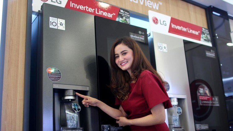 Kulkas Canggih dari LG Ini Ada Dispenser Air Berteknologi UV PT LG Electronics Indonesia (LG) merilis lemari es multipintu yang dilengkapi dengan dispenser air dengan teknologi UV Nano. Dengan memanfaatkan penyinaran UV, teknologi ini dapat mengeliminasi kemungkinan ada berbagai partikel yang merugikan kesehatan yang melekat pada saluran keluar air.