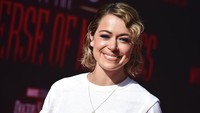 Tatiana Maslany populer lewat serial Orphan Black yang dia perankan sejak 2013 hingga 2017. Berkat penampilannya di serial itu, dia memenangkan piala Primetime Emmy Award di tahun 2016. (Foto: Jordan Strauss/Invision/AP/Jordan Strauss)  