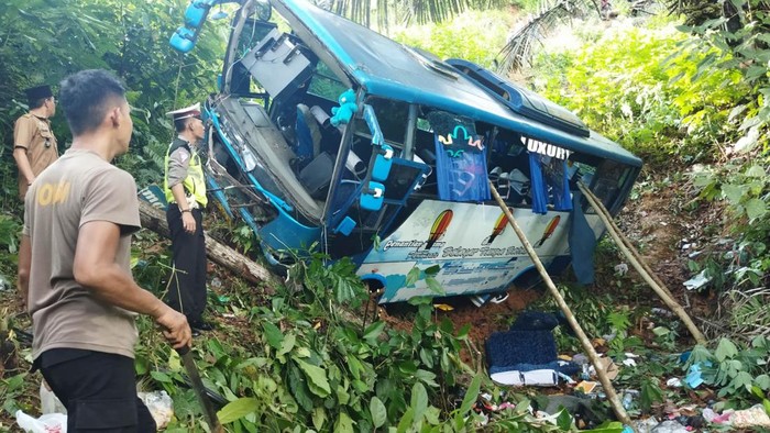 Polisi mengevakuasi penumpang Bus Penantian Utama yang masuk jurang di Jalan Lintas Barat, Bangkunat, Pesisir Barat, Lampung. Foto Dokumen Humas Polda Lampung