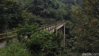 Destinasi wisata Plunyon ini berjarak sekitar 2 jam dari pusat Kota Jogja. Pengunjung akan dimanjakan dengan panorama perbukitan hijau dengan deretan pohon pinus dan udara segar khas pegunungan dan gagahnya Gunung Merapi ketika cerah. Selain itu pengunjung juga bisa merasakan segarnya air yang mengalir langsung dari mata air bernama Umbul Wadon. (Jauh Hari Wawan/detikcom)