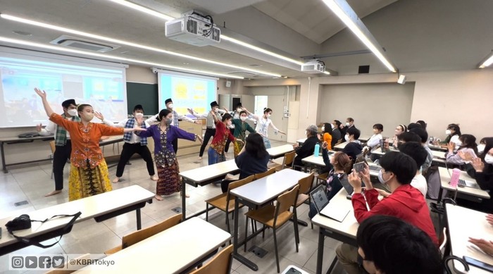 Mahasiswa Keio University antusias belajar tari piring dalam  program “Ambassador Goes to Campus” dari KBRI Tokyo, Jumat (13/5/2022).