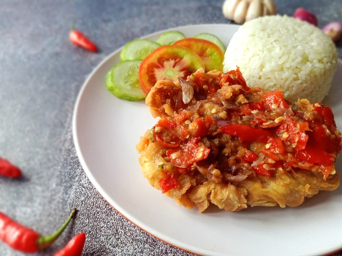 Makan ayam geprek dan es teh manis