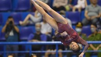 Selain dua dara muda, Indonesia juga sebelumnya mendapat kejutan dari atlet senam Rifda Irfanaluthfi. Pesenam 22 tahun ini meraih emas di nomor all around dan floor exercise. (Zabur Karuru/AntaraFoto) 