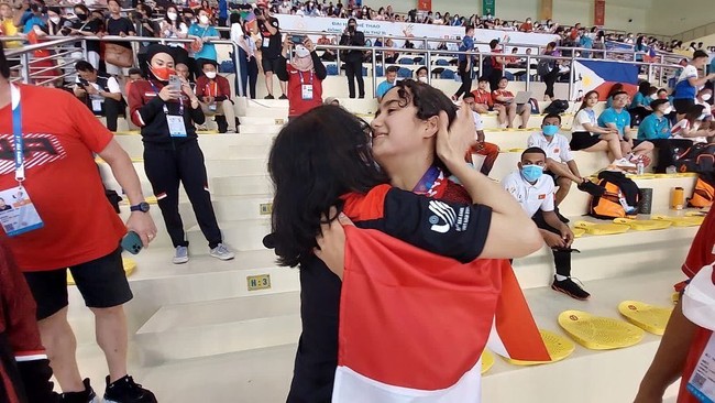 Sebelumnya Masniari belum pernah bergabung atau latihan bersama pelatnas. Ia berlatih sendiri dengan klub renangnya di Jerman. Remaja berambut ikal itu datang bersama ibunya dari Jerman untuk langsung bertanding ke Vietnam. Begini potret haru dan bangga ibu Masniari ketika anaknya menang SEA Games.Foto: Twitter @pbprsi