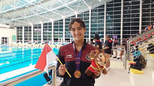 Masniari Wolf baru saja merebut emas untuk Indonesia di SEA Games 2021 Vietnam pada Minggu (15/5/2022). Kemenangannya mengukir sejarah karena mengakhiri puasa medali untuk cabang renang putri setelah 11 tahun. Masniari menang di nomor 50 meter gaya punggung dan mencetak waktu 29,210 detik.Foto: Twitter @pbprsi