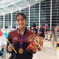 Masniari Wolf baru saja merebut emas untuk Indonesia di SEA Games 2021 Vietnam pada Minggu (15/5/2022). Kemenangannya mengukir sejarah karena mengakhiri puasa medali untuk cabang renang putri setelah 11 tahun. Masniari menang di nomor 50 meter gaya punggung dan mencetak waktu 29,210 detik.Foto: Twitter @pbprsi