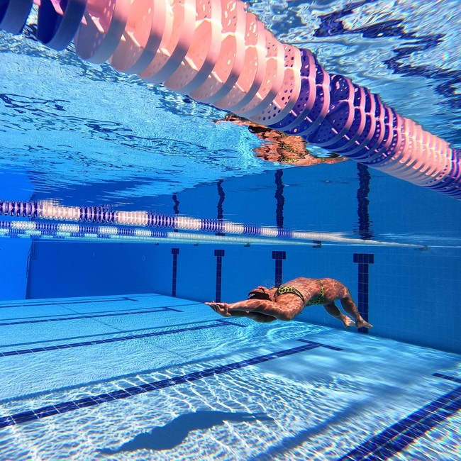 Di Instagram, Masnari Wolf cukup banyak membagikan potretnya ketika sedang berenang.Foto: Instagram @masiwolf