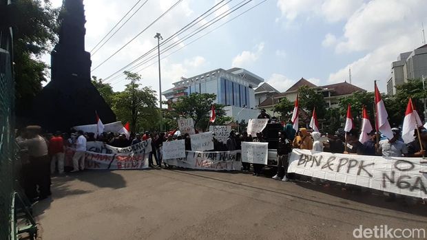 Massa dari Yayasan Sunan Kalidjogo Kadilangu gelar aksi soal lahan terdampak tol, di kantor Pemprov Jateng, Semarang, Rabu (18/5/2022).