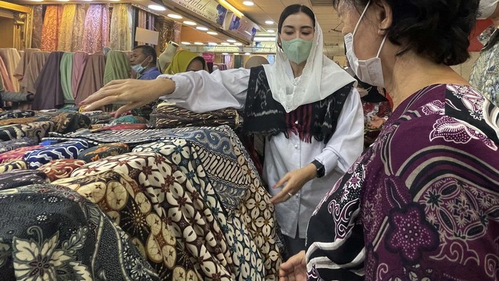 Batik tulis Trenggalek berinvasi ke Pasar Tanah Abang, Jakarta Pusat. Batik tersebut turut diperkenalkan oleh istri Bupati Trenggalek, Novita Hardini dengan blusukan ke Tanah Abang.