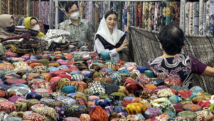 Batik tulis Trenggalek berinvasi ke Pasar Tanah Abang, Jakarta Pusat. Batik tersebut turut diperkenalkan oleh istri Bupati Trenggalek, Novita Hardini dengan blusukan ke Tanah Abang.
