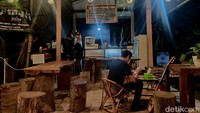 Menu makanan ini terbilang unik dan baru karena memadukan baby crab yang renyah dengan sambal geprek yang siap menggoyang lidah.