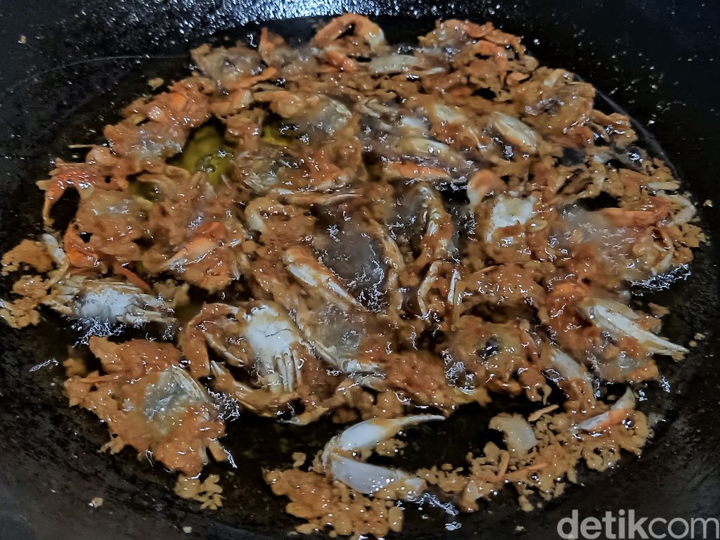 Sebuah rumah makan di Sanur, Kota Denpasar, Bali, punya menu makanan unik yakni baby crab geprek. Sensasi renyah-pedas akan terasa saat mencicipinya. Penasaran?
