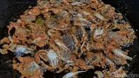 Owner APP X Cabe Lalah, yakni Dewa Ayu Alit dan Putu Sri Astuti mengatakan baby crab sengaja dipilih karena teksturnya yang renyah dan lezat. Bagi pecinta pedas, mencicipi baby crab geprek ini akan semakin nikmat karena tingkat kepedasannya dapat disesuaikan dengan permintaan pelanggan. Putu Sri Astuti mengatakan tingkat kepedasan baby crab ini mulai dari level 1 hingga 30.