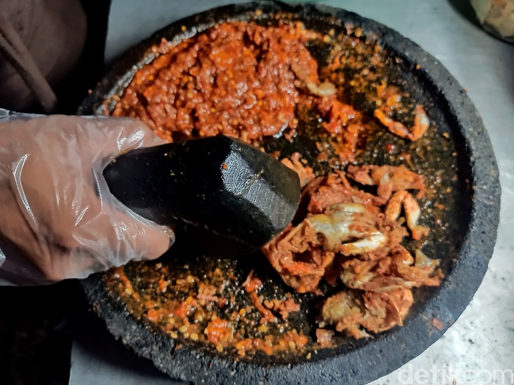 Sebuah rumah makan di Sanur, Kota Denpasar, Bali, punya menu makanan unik yakni baby crab geprek. Sensasi renyah-pedas akan terasa saat mencicipinya. Penasaran?