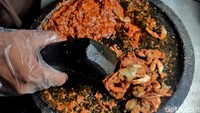 Dari pantauan detikBali, dalam penyajian menu ini baby crab-nya tampak garing dengan digprek menggunakan sambal pedas yang menggiurkan. Kemudian, dalam satu piring tersebut berisikan juga nasi putih, lalapan berupa timun, tomat, sayur selada dan tambahan topping, yakni pangsit goreng.