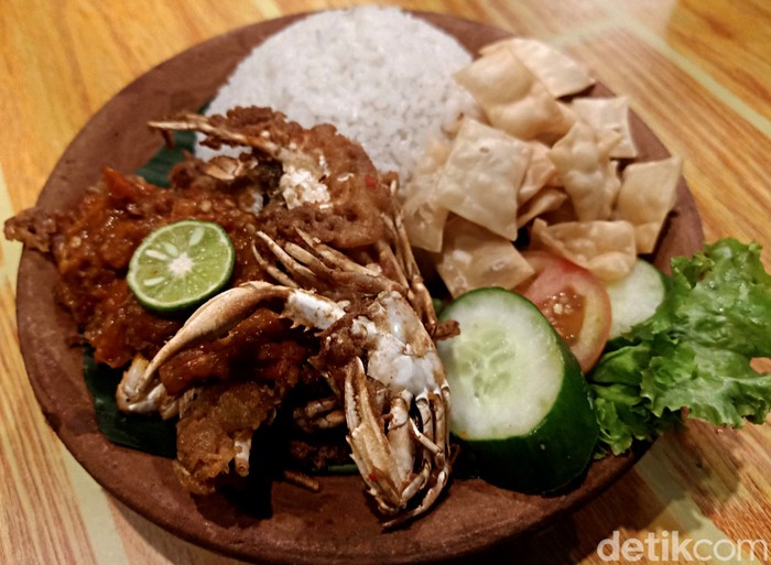 Sebuah rumah makan di Sanur, Kota Denpasar, Bali, punya menu makanan unik yakni baby crab geprek. Sensasi renyah-pedas akan terasa saat mencicipinya. Penasaran?