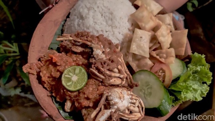 Sebuah rumah makan di Sanur, Kota Denpasar, Bali, punya menu makanan unik yakni baby crab geprek. Sensasi renyah-pedas akan terasa saat mencicipinya. Penasaran?