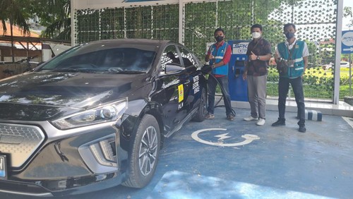 Mobil listrik sementara mengisi listrik di Stasiun Pengisian Kendaraan Listrik Umum (SPKLU)
