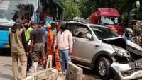 Mobil Tabrak Separator Busway hingga Terbalik di Pondok Indah, Lalin Macet