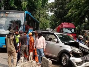 Mobil Tabrak Separator Busway hingga Terbalik di Pondok Indah, Lalin Macet