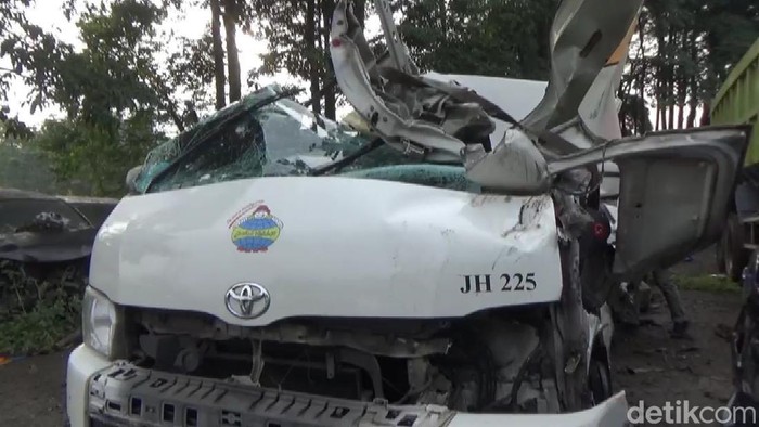 Mobil Travel Maut Kecelakaan di Tol Cipularang