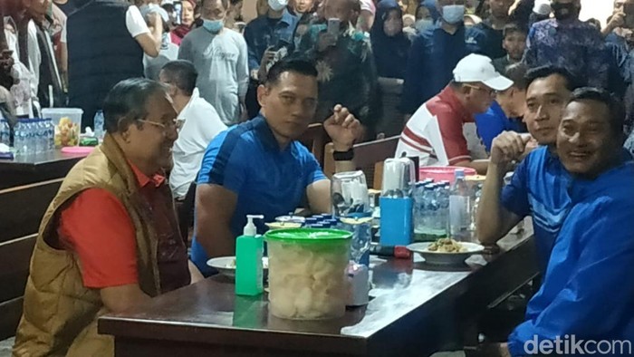 Momen SBY kulineran Kupat Tahu di kampung halaman Pacitan