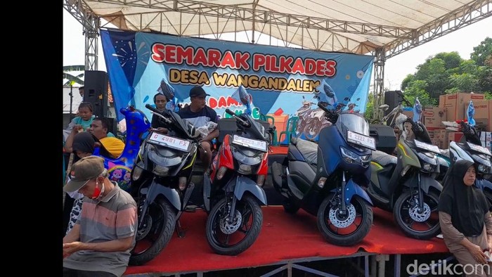 Motor hadiah untuk calon yang kalah dan undian bagi pemilih dalam Pilkades di Desa Wangandalem, Brebes, Rabu (18/5/2022).