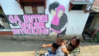 Mural itu bertuliskan Ga Butuh Vaksin Butuh Kamu dengan gambar sepasang manusia tengah berpelukan.