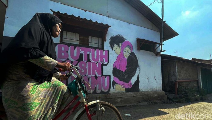 Mural 'Ga Butuh Vaksin, Butuh Kamu' Mejeng di Cileungsi Mural bertuliskan