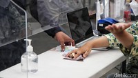 Sejumlah pelonggaran aturan terkait pembatasan aktivitas di masa pandemi ini menjadi pertanda Indonesia tengah bersiap melakukan transisi pandemi menuju endemi.