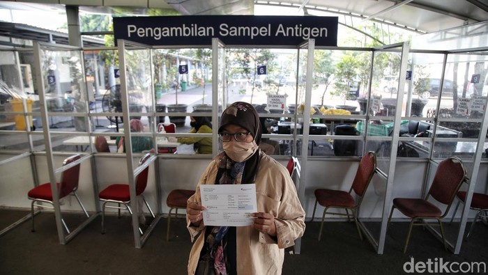 Nasib Bisnis Tes Antigen yang Mulai Sepi Saat RI Menuju Endemi Penurunan kasus COVID-19 menyebabkan kebutuhan masyarakat dalam melakukan tes antigen menurun. Lantas bagaimana nasib bisnis tes antigen saat RI menuju endemi?