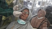 Seorang warga tengah melakukan tes antigen di Stasiun Pasar Senen, Jakarta Pusat, Rabu (18/5/2022).