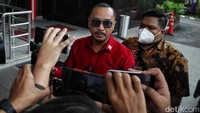 Giring tampak mengenakan kacamata hitam dan kemeja batik lengan panjang saat tiba di gedung lembaga antirasuah tersebut.