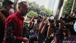 Berbatik dan Kacamata Hitam, Giring PSI Tiba di KPK