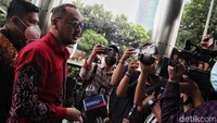 Giring tampak menjawab sejumlah pertanyaan dari awak media di halaman Gedung KPK.