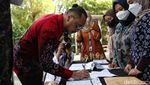 Berbatik dan Kacamata Hitam, Giring PSI Tiba di KPK