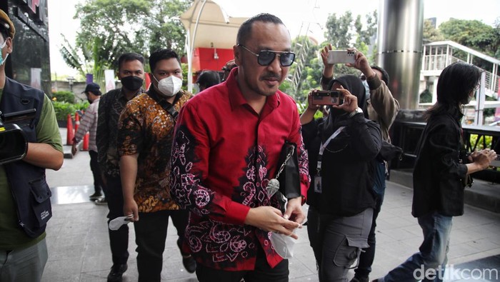 Ketua Umum DPP PSI Giring Ganesha mendatangi Gedung KPK, Jakarta. Ia tampak kenakan kemeja batik dan kacamata hitam saat tiba di gedung lembaga antirasuah itu.